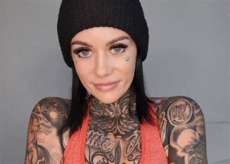 SEXY TATTOOED GAMER GIRL MELODY RADFORD BEING a。